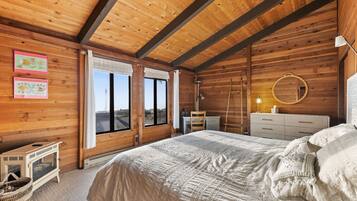 2 slaapkamers, een bureau, een strijkplank/strijkijzer, gratis wifi