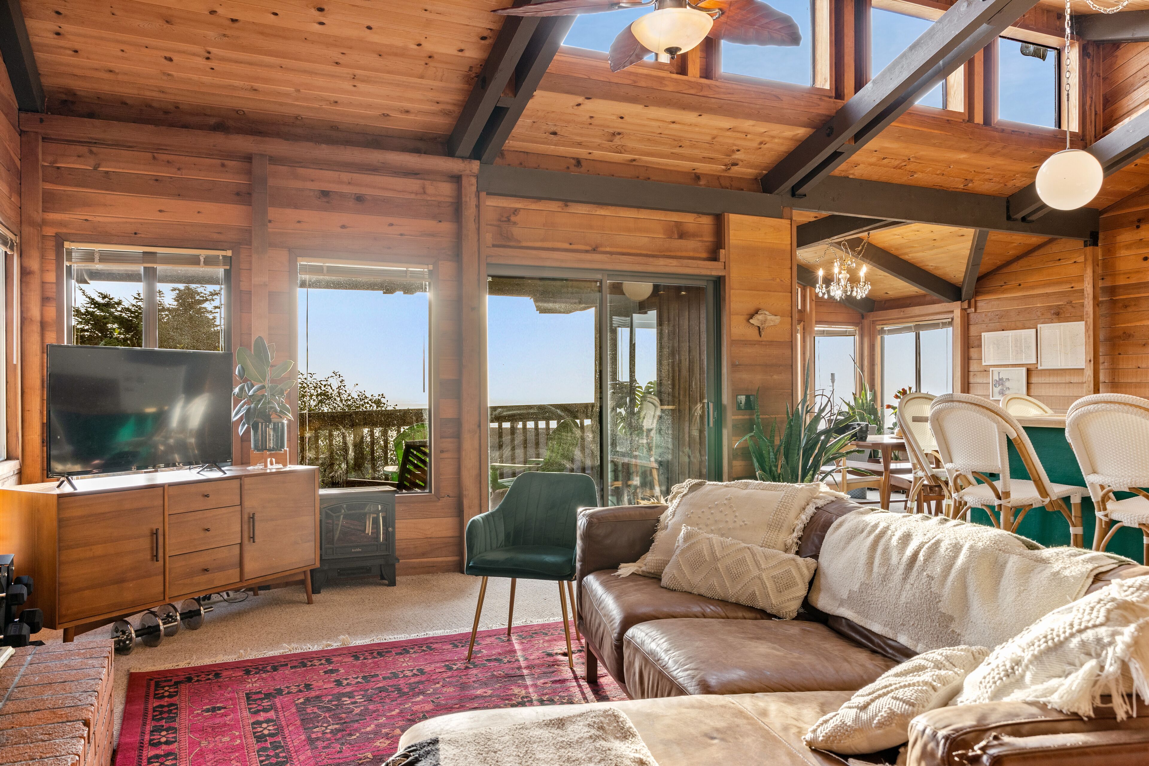 Smart-tv, eldstad, dvd-spelare och böcker