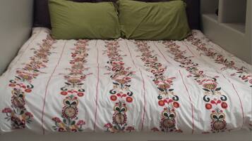 2 bedrooms, iron/ironing board, travel cot, free WiFi