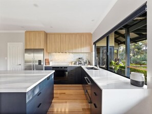 Een koelkast, een microgolfoven, een oven, een kookplaat