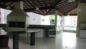 Una cocina amplia con una isla grande, horno empotrado y salpicadero de azulejos.