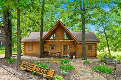 Upscale Cabin Retreat-Hot Tub-Free Tix-Dual Masters-Fireplace & Fire Pit-Near Big Cedar-Car Charger