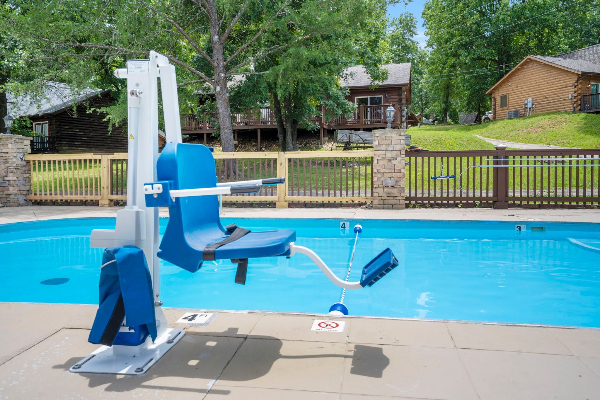 Ein Schwimmbecken mit Sprungbrett und Rettungsschwimmerstand.