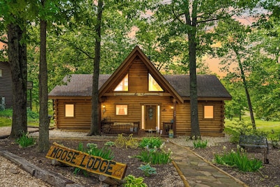 Amazing Premium Cabin-HotTub-Free Tickets-Dual Masters-Fireplace/Pit-Near Big Cedar-CarCharger