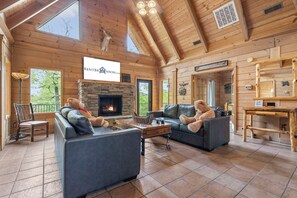 Smart-tv, eldstad och dvd-spelare