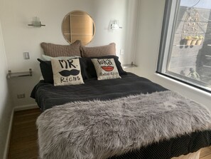 1 bedroom, desk, soundproofing, iron/ironing board - Crystal Blue apartment (Port Vincent)