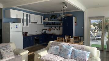 Televisor intel·ligent, reproductor de DVD i estèreo