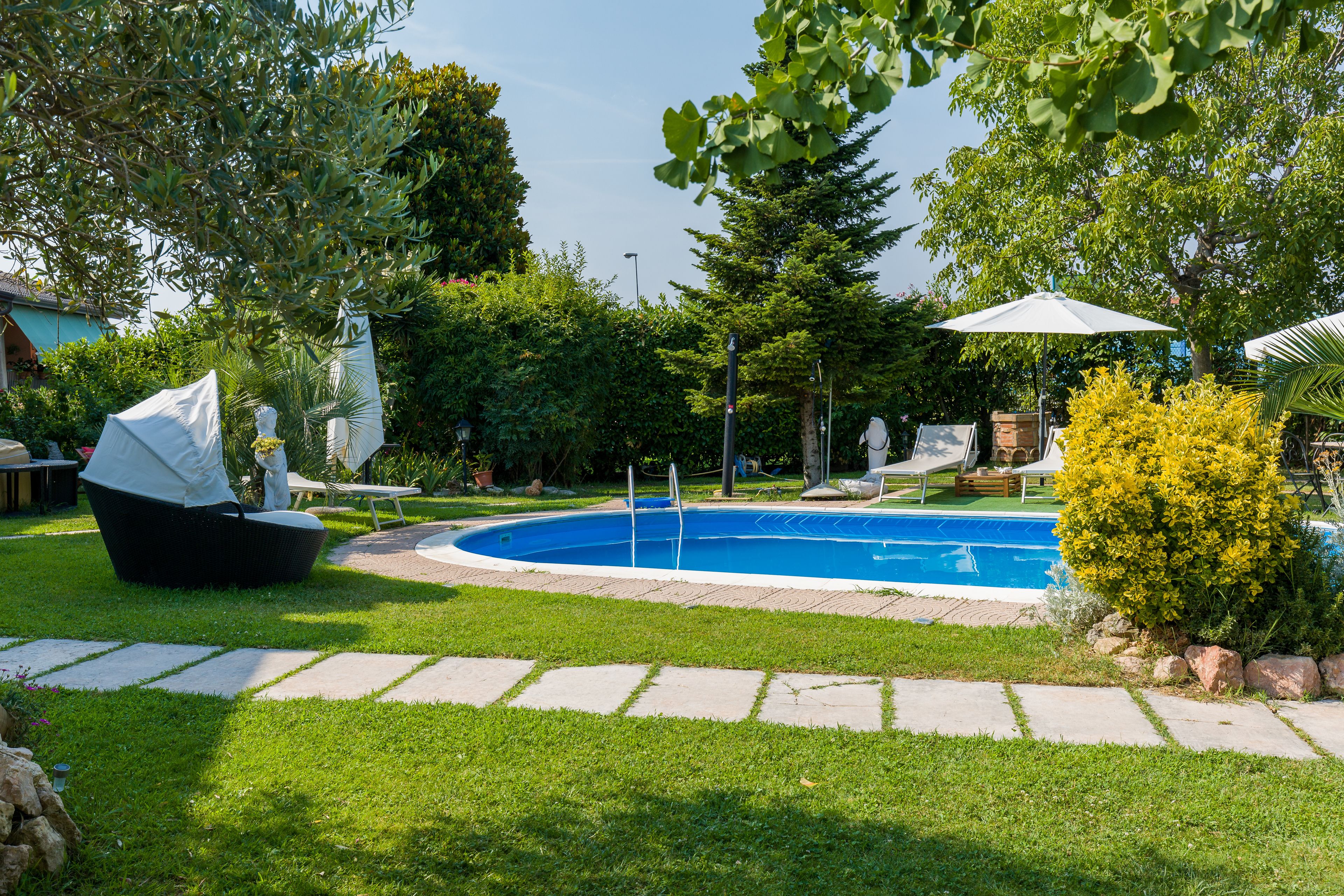 Außenpool (je nach Saison geöffnet), Sonnenschirme, Liegestühle