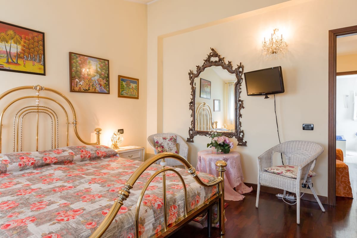 Camelia | Down comforters, pillowtop beds, in-room safe, desk