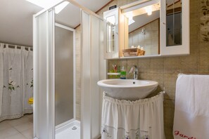 Triple Room | Bilik Mandi | Kelengkapan dandanan diri percuma, pengering rambut, selipar, bidet 