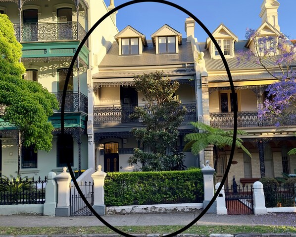 A Victorian-style building with multiple balconies, a gated entrance, and lush greenery. - Kirribilli Luxury Grand Terrace House - your family oasis to explore Sydney (Sydney North)