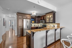 Réfrigérateur, four à micro-ondes, un four, surface de cuisson