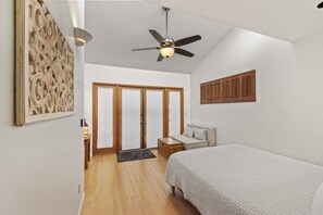 2 habitaciones, escritorio y tabla de planchar con plancha