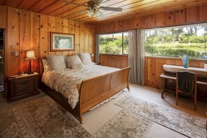 6 bedrooms, desk, iron/ironing board, free WiFi - Fantastic Vacation Retreat, Family Reunions , and Private Pool! (Salinas)