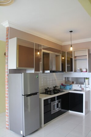 Refrigerador, microondas, parrilla de estufa y tetera eléctrica 