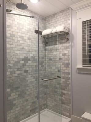 Combinazione doccia/vasca, asciugacapelli, asciugamani, sapone