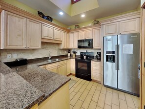 Køleskab, mikrobølgeovn, ovn, kogeplade