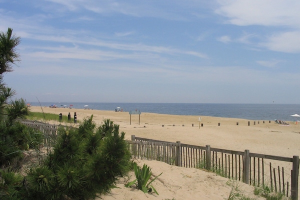 Nær stranden og solsenger
