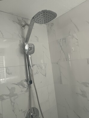 Douche, sèche-cheveux, serviettes fournies, savon