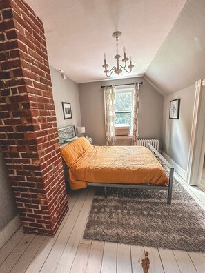 3 bedrooms, iron/ironing board, free WiFi, bed sheets - Charming Downtown Mystic Getaway (Stonington)