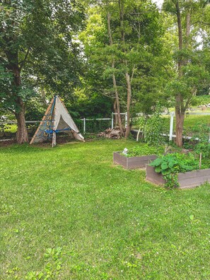 Property grounds - Charming Downtown Mystic Getaway (Stonington)