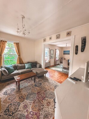 Smart TV, Netflix, DVD player, toys - Charming Downtown Mystic Getaway (Stonington)