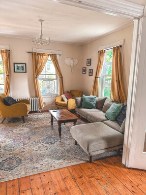 Smart TV, Netflix, DVD player, toys