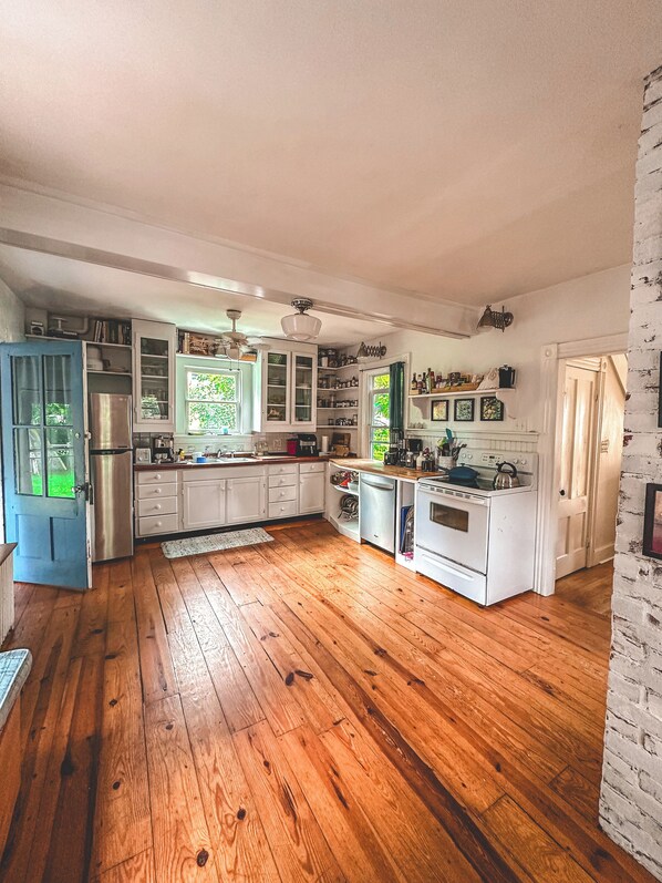 Fridge, oven, stovetop, dishwasher - Charming Downtown Mystic Getaway (Stonington)