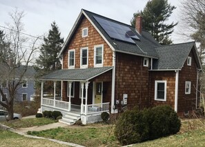 Exterior - Charming Downtown Mystic Getaway (Stonington)