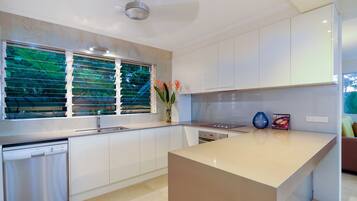 Jääkaappi, mikroaaltouuni, uuni, liesi