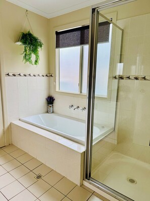 Bathtub, soap, toilet paper - Family Getaway in Moonta Bay (Moonta Bay)
