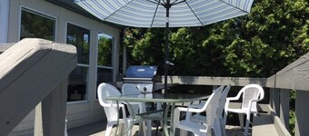 Spacious 5 BR Home With Central Air And 2 Living Rooms On A Quiet Cul-de-sac 