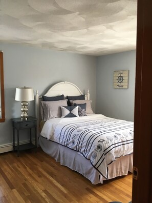 5 bedrooms, iron/ironing board, WiFi, bed sheets