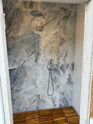 Shower, hair dryer - Spacious 5 BR Home With Central Air And 2 Living Rooms On A Quiet Cul-de-sac  (Narragansett)