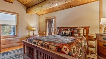 5 makuuhuonetta, työpöytÀ, silitysrauta/-lauta, vauvan matkasÀnky