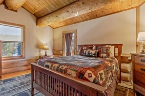 5 Schlafzimmer, Schreibtisch, Bügeleisen/Bügelbrett, Reisekinderbett