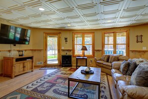 TV connectée, cheminée, lecteur de DVD, baby-foot