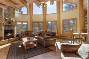 TV connectée, cheminée, lecteur de DVD, baby-foot