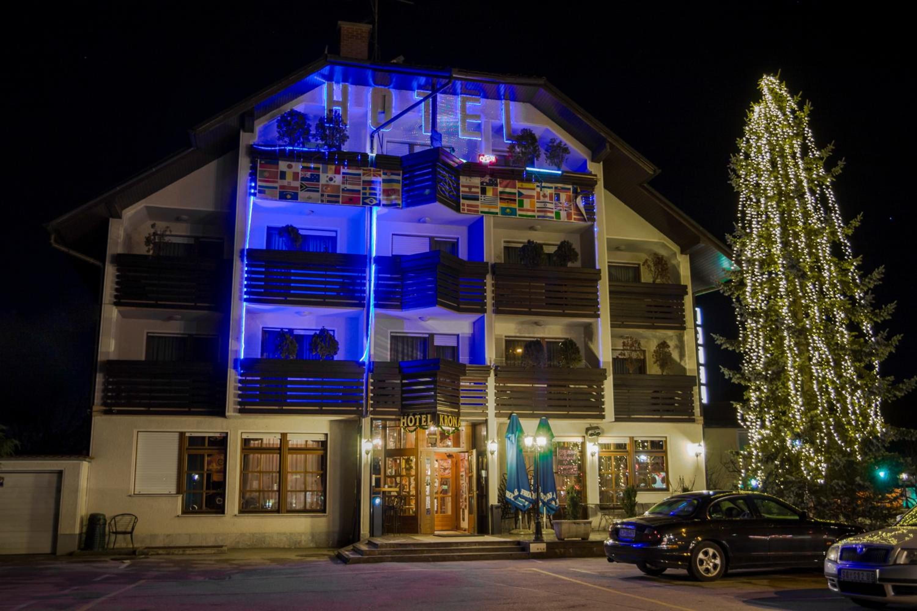 Ein Hotel mit mehrstöckiger Struktur, Balkonen und einem Weihnachtsbaum.