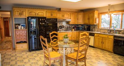 Huge 6 Bedroom Home, Great for Entertaining (Weddings, Birthdays, Reunions)