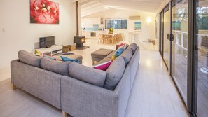 Televisio, takka, DVD-soitin, kirjoja