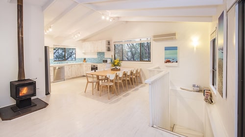 The Beach House - family and pet friendly