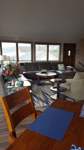 Smart TV, fireplace, DVD player, foosball - Two KING size beds with sweeping Ocean Views, Easy Beach Access & Game Room! (Lincoln City)