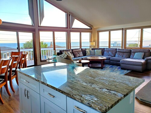 Fabulous Roads End Ocean View, helppo pääsy rannalle, pelihuone ja poreallas!