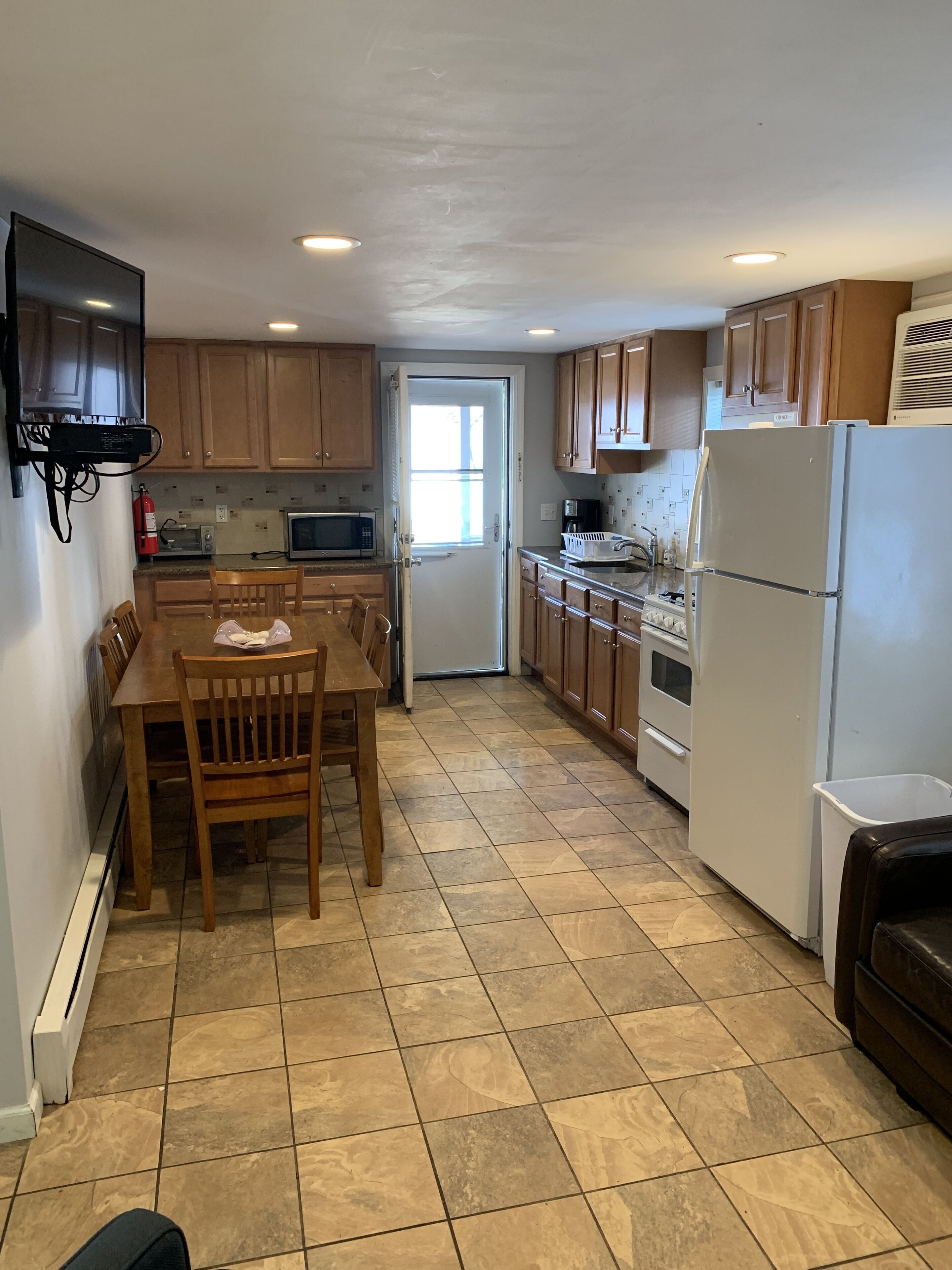 304 Webster 1st floor apartment- sleeps up to 8 w/beach badges - walk to beach