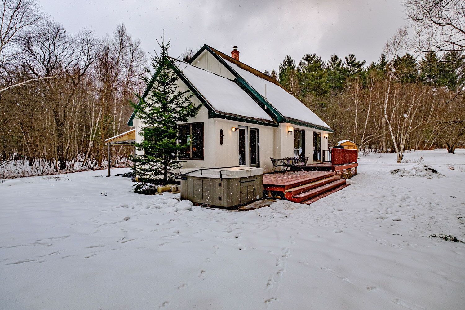 Orchard House - Pet Friendly and secluded house w/ hot tub and Barbecue.