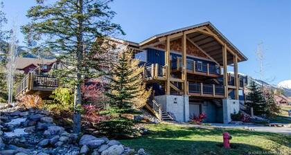Condominio de vacaciones con impresionantes vistas, jacuzzi, gran terraza en KickingHorseMountain