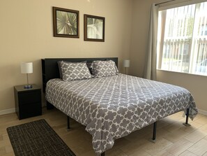 4 chambres, fer et planche à repasser, lit de bébé portatif