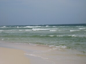 Una spiaggia nelle vicinanze, lettini da mare, teli da spiaggia