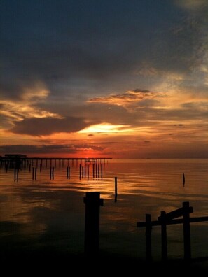 Beach nearby, sun-loungers, beach towels - Fort Morgan Waterfront Bay Cabin-Gulf beach. Private Comfy & Romantic Wifi Cable (Gulf Shores)